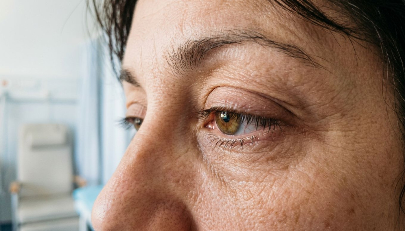 Ces petits signes qui annoncent qu’une blépharoplastie pourrait changer votre quotidien